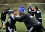 Tom Køhlert (i blåt) og assistenttræneren Peder Siggaard holdt sig i baggrunden, mens den fysiske træner, Rene Skovdahl, sørgede for spillernes opvarmning til årets første lette træning i Brøndby. 