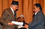 Nepals regeringsleder Girija Prasad Koirala og maoisternes leder Prachanda udveksler håndtryk i forbindelse med fredsaftalen i Nepal. 