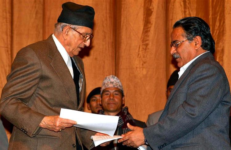 Nepals regeringsleder Girija Prasad Koirala og maoisternes leder Prachanda udveksler håndtryk i forbindelse med fredsaftalen i Nepal. 