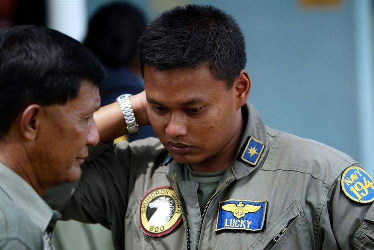 Militærpiloten Lucky Setiandika (th.) er med til at lede efter det forsvundne fly og dets passagerer, der blandt andet tæller hans kone. 