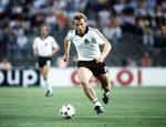 Tyske Hans Peter Briegel ses her under VM i 1982. Tyskeren undskylder nu over for Algeriet, at tyskerne og østrigerne nærmest stoppede med at spille, da Tyskland efter 11 minutter kom foran i kampen. Det sendte Algeriet ud af turneringen. 