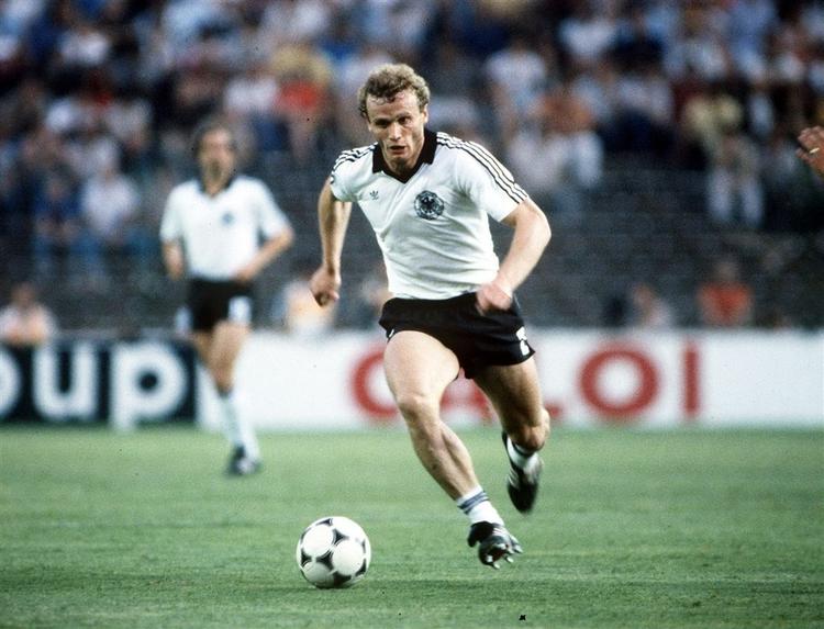 Tyske Hans Peter Briegel ses her under VM i 1982. Tyskeren undskylder nu over for Algeriet, at tyskerne og østrigerne nærmest stoppede med at spille, da Tyskland efter 11 minutter kom foran i kampen. Det sendte Algeriet ud af turneringen. 
