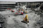 Arbejdere i gang med oprydningen i Madrids internationale lufthavn, som blev ramt af en bilbombe. 