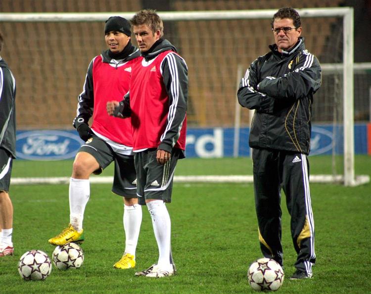 Fabio Capello (th.) ser helst, at David Beckham forlader Real Madrid, fordi der er bedre muligheder til englænderens foretrukne midtbaneplads. 