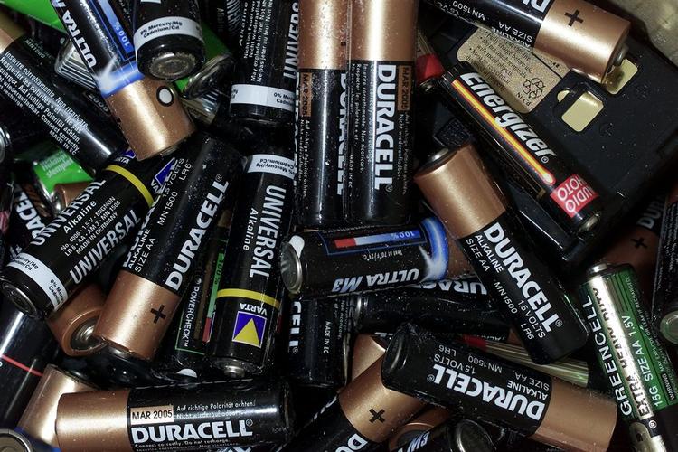 I Danmark bliver cirka 25 procent af de brugte batterier samlet ind. 