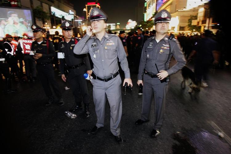 Nytårsaftensdag sprængtes mindst seks bomber på centrale steder i hvoedstaden Bangkok. Tre blev dræbt og en snes såret. Gerningsmændene er endnu ikke fundet. 