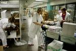Her på mellemlageret til sterilvarer prøver tjenestemænd og ledelsesansatte at finde respiratorslanger og dræn ud fra et sirligt nummersystem. 
