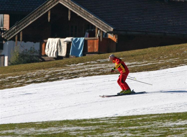 Manglen på sne i alpeområderne er et problem for både skiturister og den igangværende World Cup. Dette billede er dog fra Tyskland i vinteren 2005. 