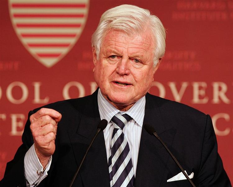 Den demokratiske senator Edward M. Kennedy vil fremlægge et forslag om at blokere for yderligere financiering af ekstra tropper til Irak. 