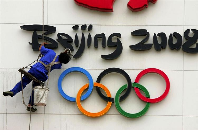 Mens Beijing er ved at forberede sig til OL-arrangementet om halvandet år, har to amerikanske byer indledt et kapløb om at blive USA's kandidat til OL i 2016. 