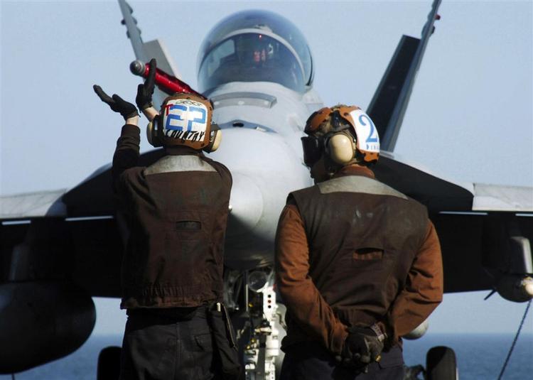 Det amerikanske hangarskib USS Dwight D. Eisenhower er placeret ud for den somaliske kyst. 