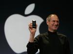 Apple-chef Steve Jobs præsenterede sit firmas bud på en iPhone på en konference i januar. 