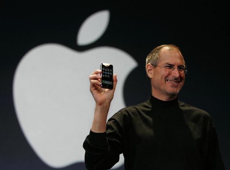 Apple-chef Steve Jobs præsenterede sit firmas bud på en iPhone på en konference i januar. 