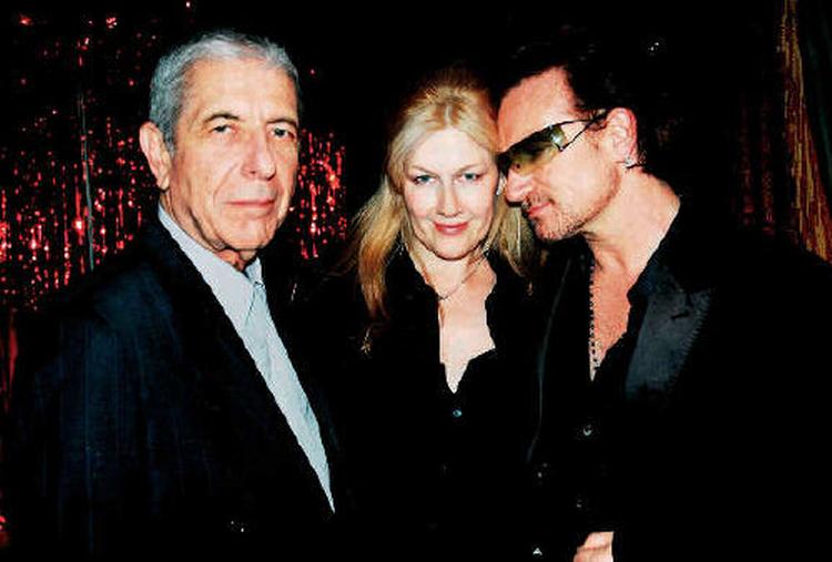 I 'Leonard Cohen: I'm Your Man' udgør en hyldestkoncert i Australien i 2005 noget i retning af 2/3 af dokumentarfilmen. Her er filminstruktøren Lian Lunson flankeret af Leonard Cohen og Bono. 