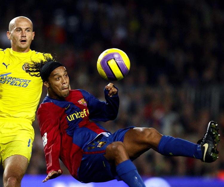 Ronaldinho er her mindst halvvejs igennem det fantastiske stunt, der førte til Barcelonas 4-0-mål. 