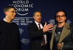 Organisationen World Economic Forum konkluderer i en rapport, at der de næste ti år, vil være større risiko for blandt andet borgerkrige og terror. Her ses U2-forsangeren Bono, Tony Blair og Bill Gates, som deltog i World Economics Forum i 2005. 