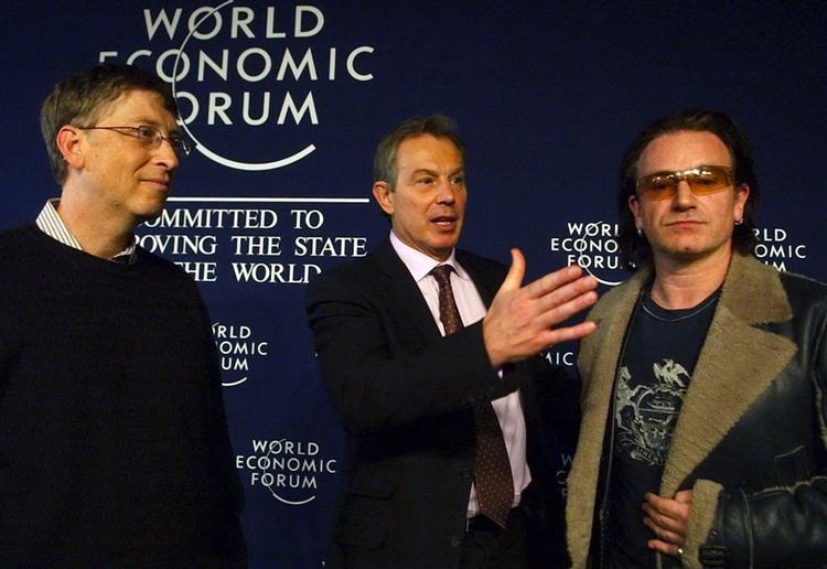 Organisationen World Economic Forum konkluderer i en rapport, at der de næste ti år, vil være større risiko for blandt andet borgerkrige og terror. Her ses U2-forsangeren Bono, Tony Blair og Bill Gates, som deltog i World Economics Forum i 2005. 