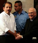 I dag bytter de plads: Daniel Ortega til venstre bliver Nicaraguas præsident i stedet for Enrique Bolanos. 