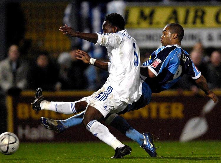Jermaine Easter (blå) i kamp med Chelseas Essien. Easter scorede det mål, der ret overraskende gav Wycombe uafgjort mod mestrene. 