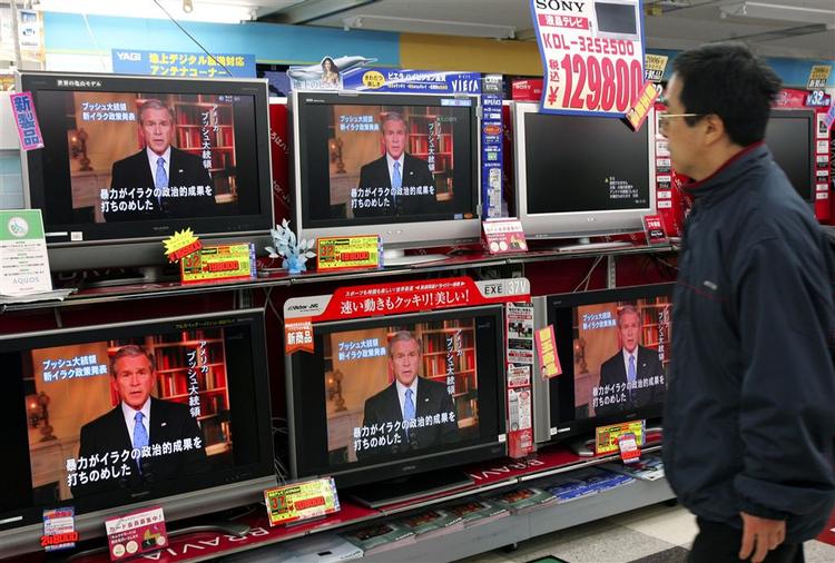 Præsident Bushs tale på skærmene i en japansk discount-kæde i Tokyo. 