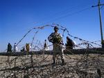 En pakistansk soldat patruljerer langs grænsen mellem Afghanistan og Pakistan. Pakistansk militær bistod NATO under kampe mod oprørere på den afghanske side af grænsen. 