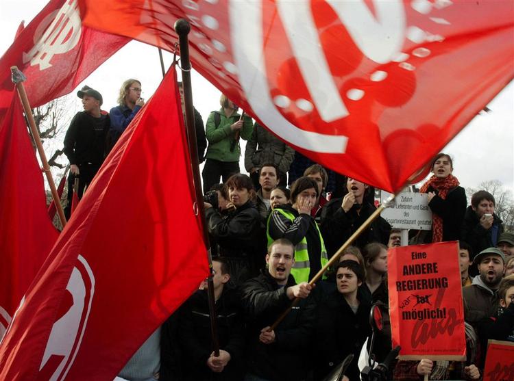 Demonstranter på gaden i det centrale Wien. 