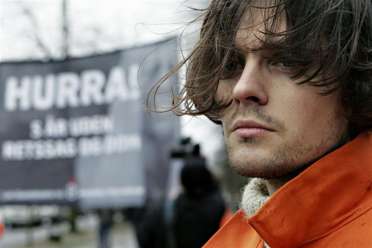 Demonstrationen var præget af sarkastiske bannere med 'lykønskninger' til præsident Bush. 