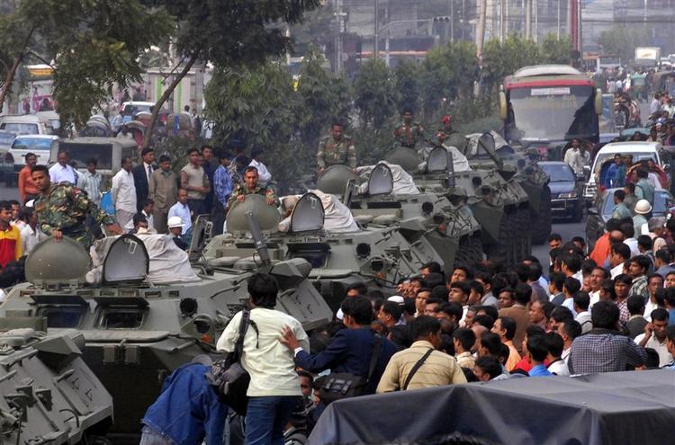 Præsidenten i Bangladesh har erklæret landet i undtagelsestilstand. 