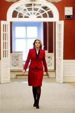 Regeringen vil have Helle Thorning-Schmidt på banen for at fjerne fokus fra regeringens mange fodfejl. 