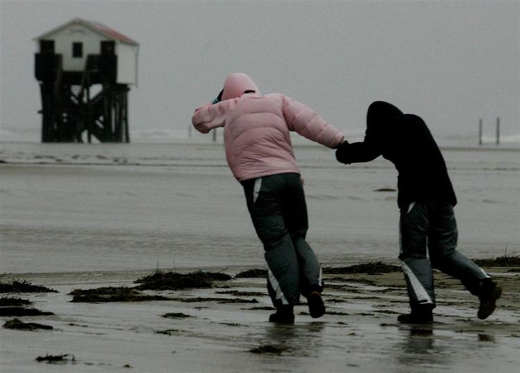 Ved den tyske nordkyst var vinden allerede i dag hård, men der ventes vindstød af stormstyrke i nat. 