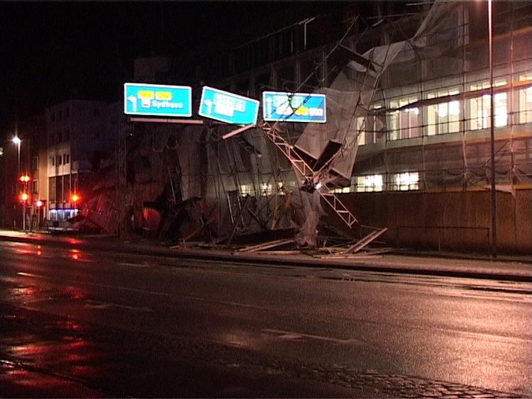I Randers kollapsede et stillads og smadrede en række vejskilte i et af byens mest befærdede vejkryds. 