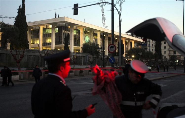 Politifolk i færd med at afspærre området ved den amerikanske ambassade. 