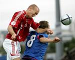 Kári Árnason (i blåt) bliver trynet af Thomas Kahlenberg i landskampen mellem  Island og Danmark i september 2006. Danmark vandt sikkert med 2-0. 