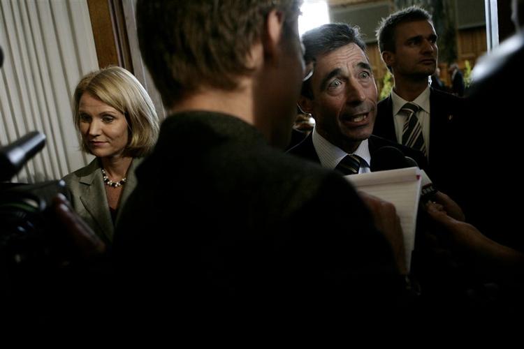 Mundhuggeriet mellem Helle Thorning-Schmidt (S)og statsminister Anders Fogh (V) foregår ikke ansigt til ansigt. 
