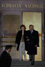 75-årige Isabel Peron forlader retten i Madrid. 