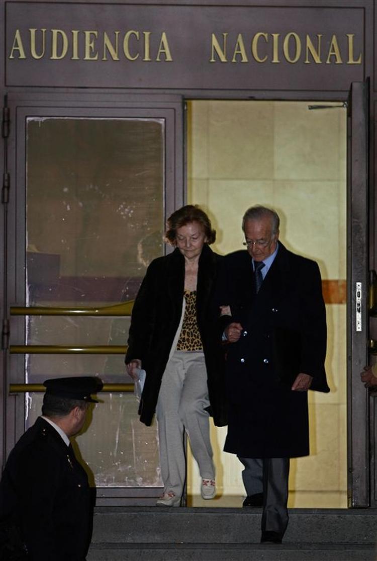 75-årige Isabel Peron forlader retten i Madrid. 