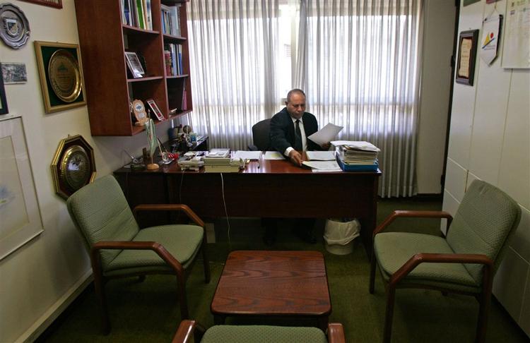 Raleb Majadele i sit kontor i Knesset. 