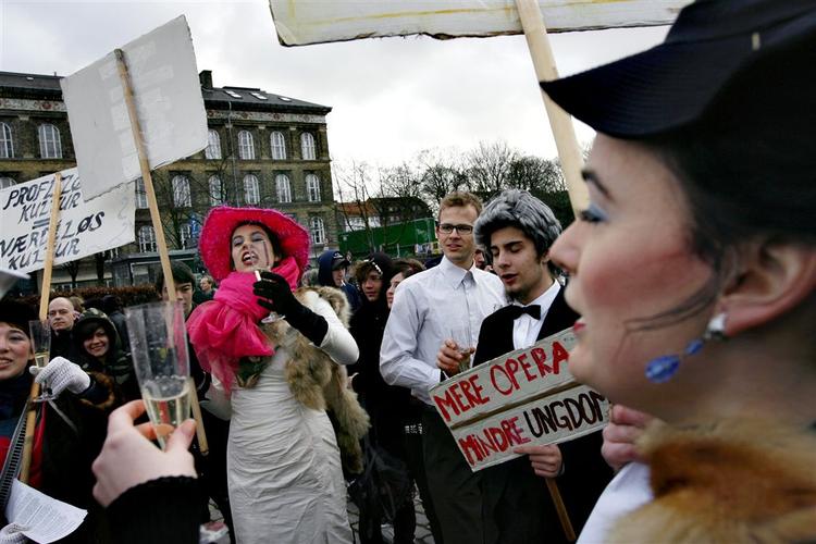 Den anmeldte demonstration til støtte for Ungdomshuset på Jagtvej 69 forløb uden dramatik. 