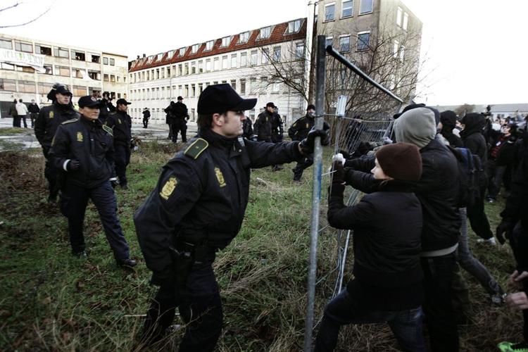 Politiet har valgt at forlade det besatte hus på Dortheavej i Københavns Nordvestkvarter. 