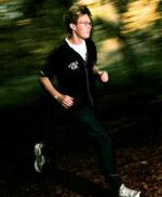 LØB FOR LIVET. Jesper Kenn Olsen har ikke uden grund travlt på billedet her. Som den første nogensinde løb han 2004-2005 Jorden rundt. Lige nu forbereder han sig til World Run 2 i 2008, forlyder det. Foto: Fra bogen/Polfoto 