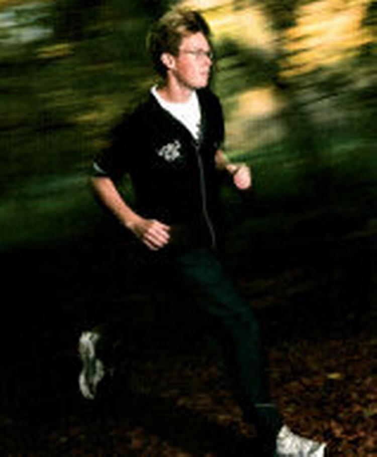 LØB FOR LIVET. Jesper Kenn Olsen har ikke uden grund travlt på billedet her. Som den første nogensinde løb han 2004-2005 Jorden rundt. Lige nu forbereder han sig til World Run 2 i 2008, forlyder det. Foto: Fra bogen/Polfoto