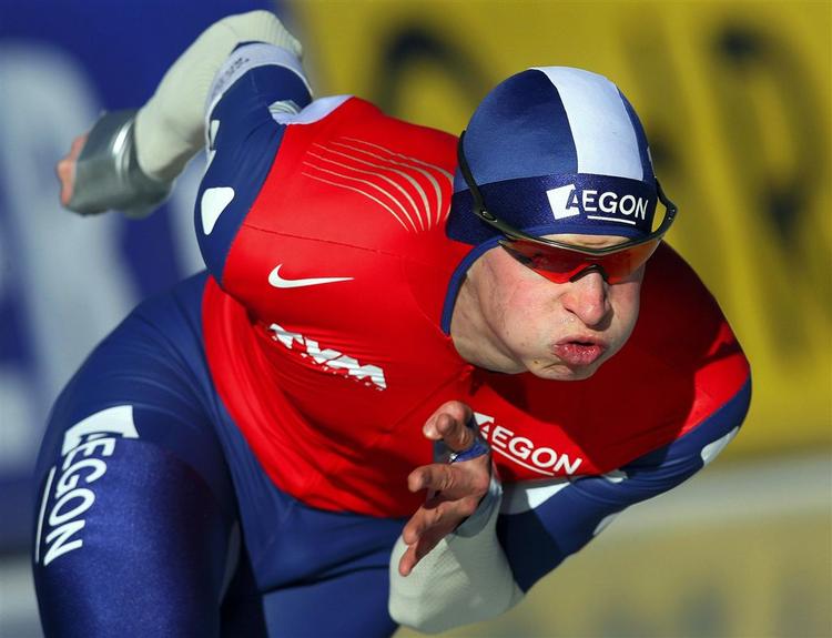 Hollands Sven Kramer fører før sidstedagen ved EM i hurtigløb på skøjter på Ritten Arena i den norditalienske by Collalbo. 