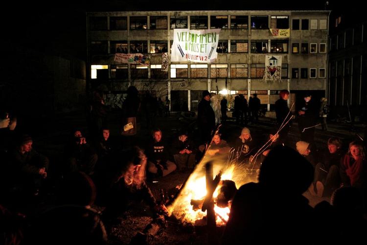 Både ude og inde har unge samlet sig for at feste i det nyligt besatte hus på Dortheavej 63 i København 