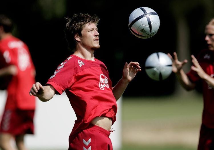 »De må give til kende - om det så er klubben, træneren eller hvem pokker det nu skal være - hvad deres planer er nu og i fremtiden, siger Thomas Helveg. 
