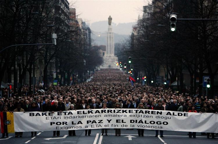 I baskiske Bilbao deltog cirka 80.000 mennesker, der gik gennem byen i stilhed. 