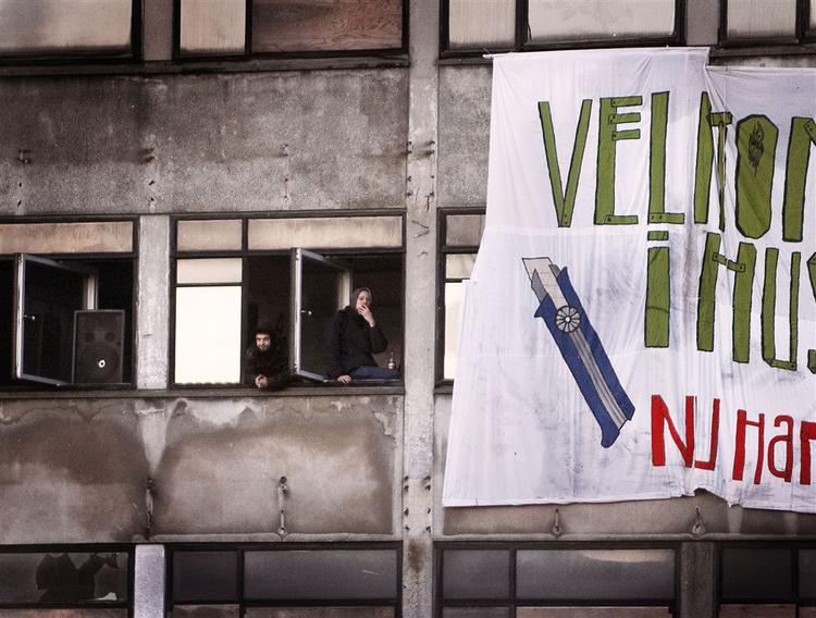Der herskede blød søndag morgen-stemning omkring det besatte hus på Dortheavej, da Politiken var forbi. 