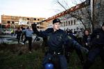 Billede fra tumulten, da huset på Dortheavej blev besat lørdag eftermiddag. Mandag bliver de unge ifølge politiet smidt ud igen. 