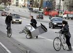 Politiet i Roskilde fraråder al unødig færdsel på grund af den kraftige storm. Her er cyklister i vanskeligheder på Langebro i København. 