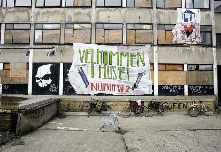 Det besatte hus på Dortheavej bliver ryddet senest i morgen.  Det er vigtigt at huset ryddes forholdsvis hurtigt, mener politidirektør Hanne Bech Hansen. 