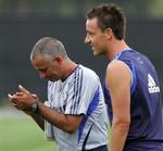 Chelseas træner, José Mourinho(tv.) der får opbakning fra John Terry(th) i magtkampen i Chelsea. 